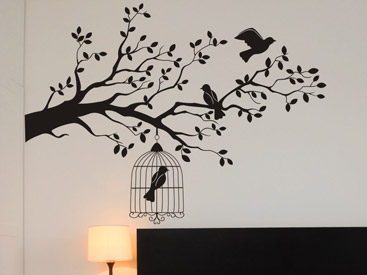Romantisches Wandtattoo Ast mit Vogelkfig in schwarz ber dem Bett