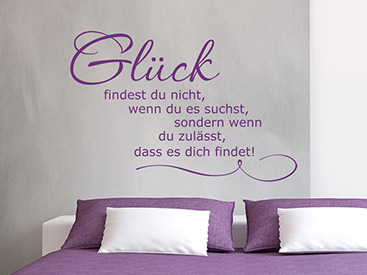 Dekoratives Wandtattoo Glck in violett im Schlafzimmer