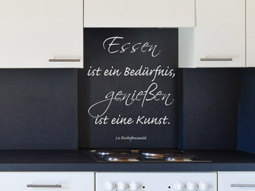 Stilvolles Wandtattoo Zitat Essen ist ein Bedrfnis in wei auf dunkler Wand