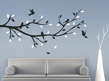 Toller Kontrast auf farbiger Wand: Wandtattoo Zweig mit Vgeln