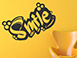 Coole Wandtattoo Schrift Smile in grau auf gelber Wand