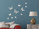 Wandtattoo Set Fliegende Schmetterlinge als Deko in weiss auf blauer Wand