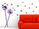 Dekoratives Wandtattoo Verwehte Pusteblumen in violett neben der Couch