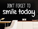 motivierender Wandtattoo-Spruch Smile Today im Wohnbereich